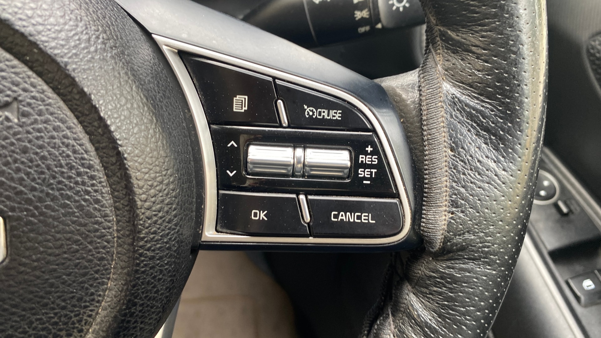 View 2023 Kia Sonet HTE Petrol Image 3 Used 2023 Kia Sonet HTE Petrol Image 3