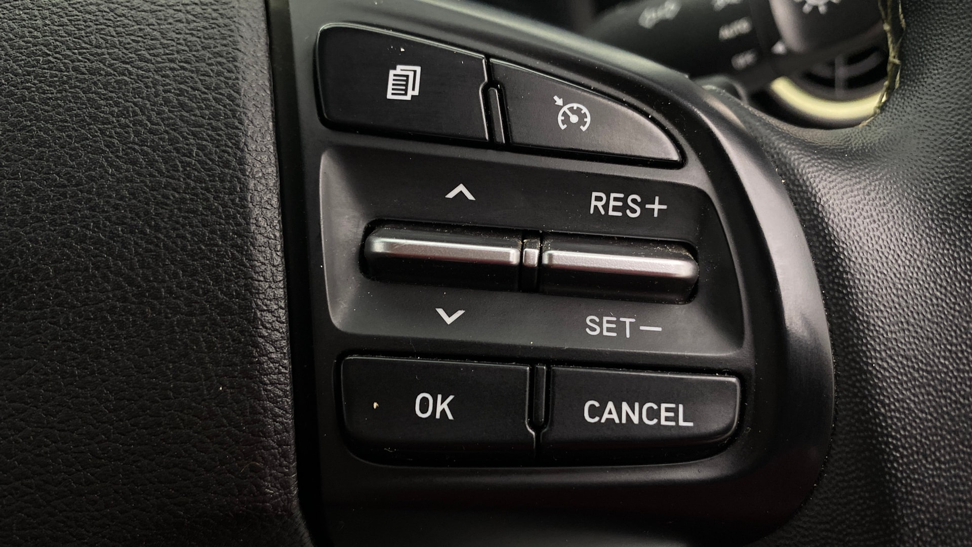 View 2024 Hyundai Exter 1.2 AMT Kappa SX Option Connect Dual Tone Image 3 Used 2024 Hyundai Exter 1.2 AMT Kappa SX Option Connect Dual Tone Image 3