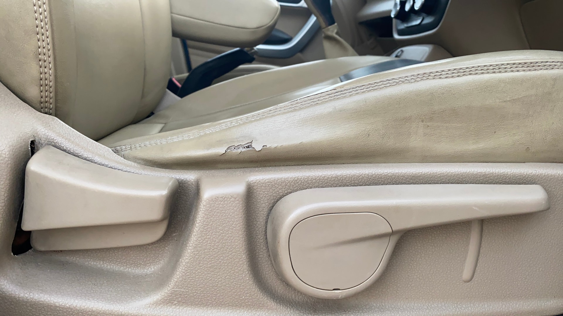 View 2016 Mahindra TUV300 T8 Image 19 Used 2016 Mahindra TUV300 T8 Image 19