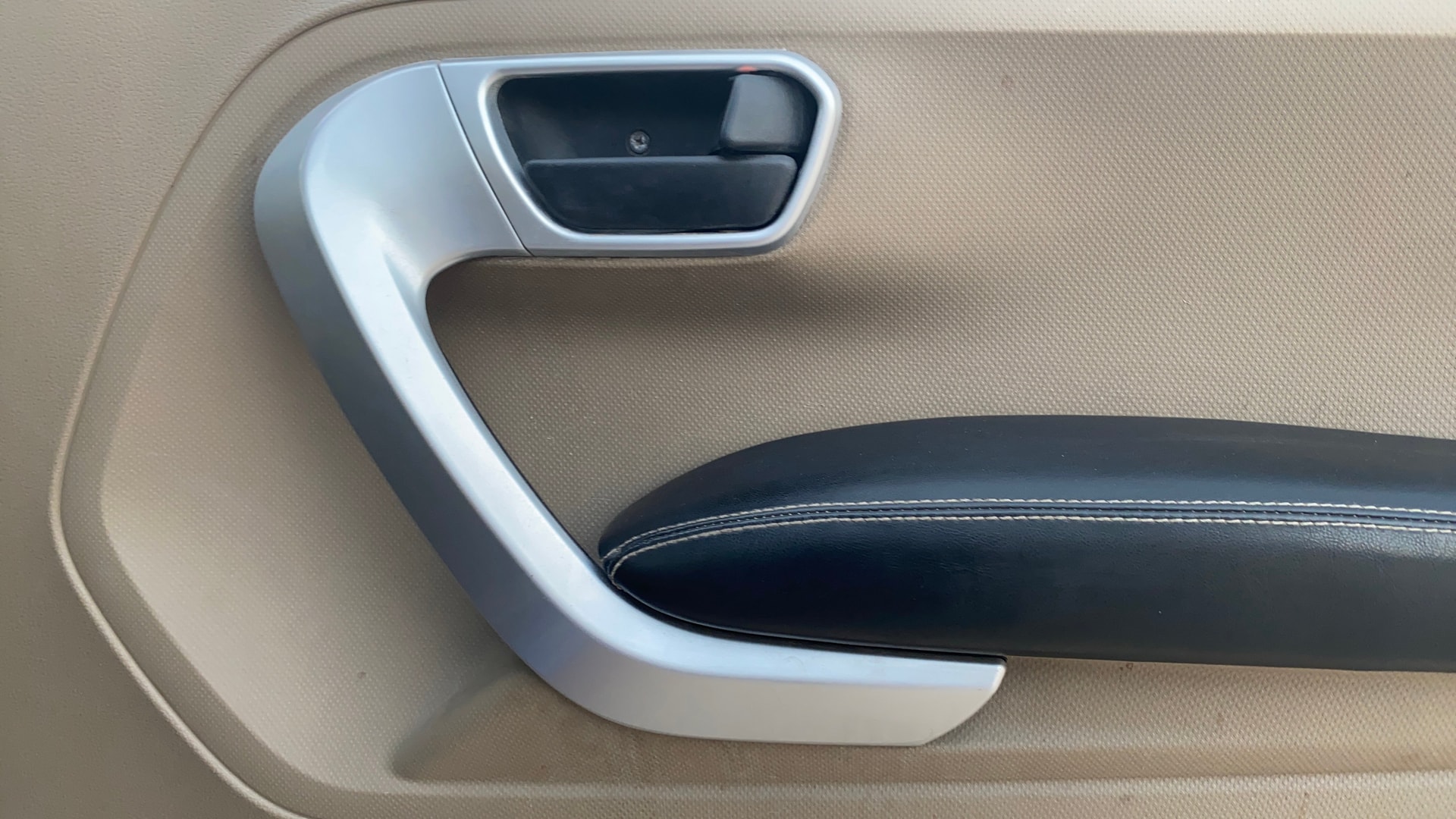 View 2016 Mahindra TUV300 T8 Image 33 Used 2016 Mahindra TUV300 T8 Image 33