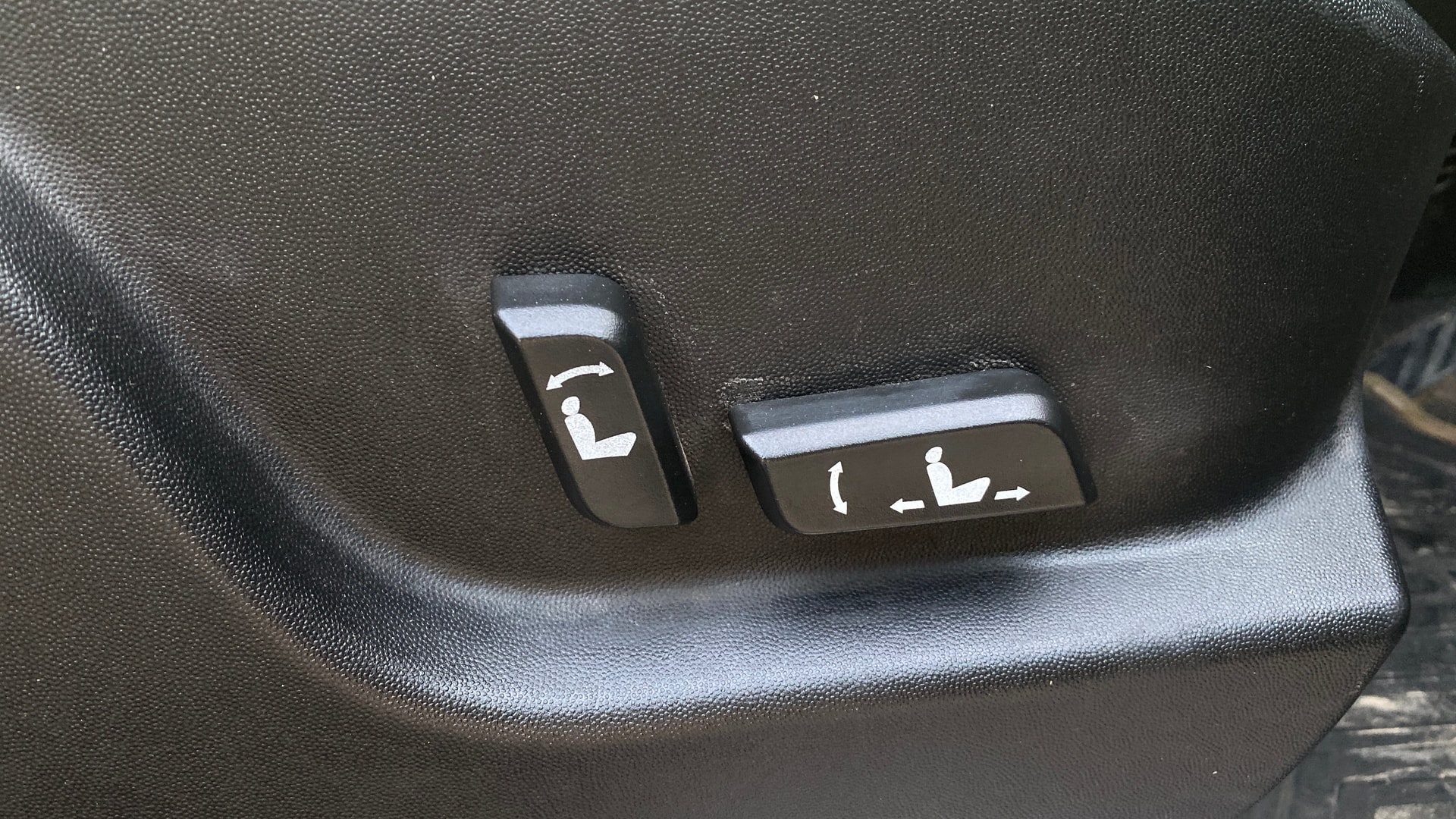 View 2018 Mahindra XUV500 W11 AT Image 12 Used 2018 Mahindra XUV500 W11 AT Image 12