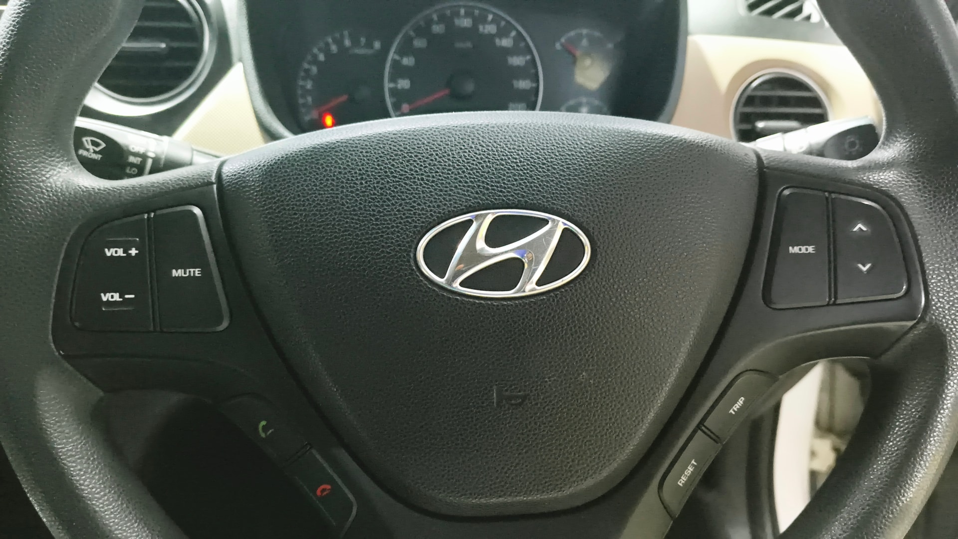 View 2015 Hyundai Grand i10 Sportz 1.2 Kappa Image 3 Used 2015 Hyundai Grand i10 Sportz 1.2 Kappa Image 3