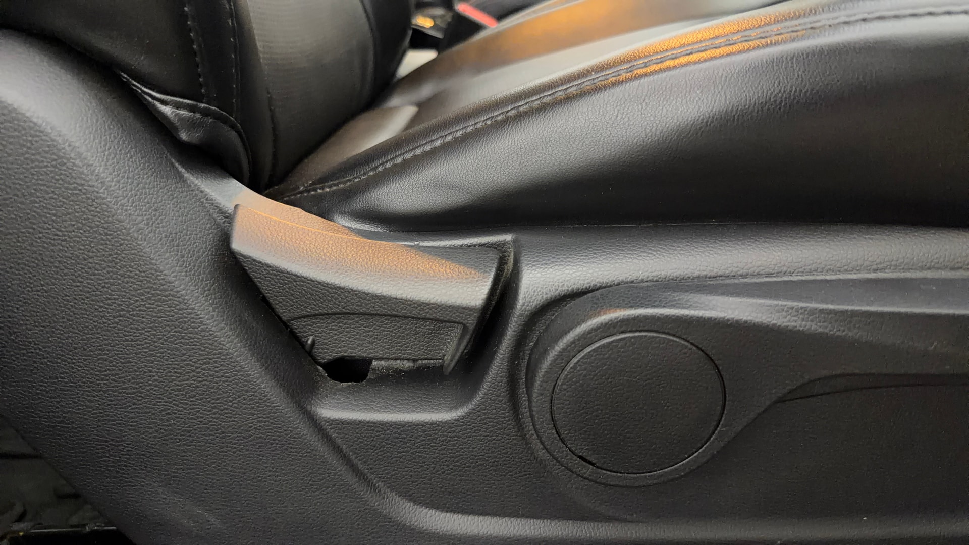 View 2025 Mahindra XUV 3XO AX5 1.2 L TCMPFi Image 19 Used 2025 Mahindra XUV 3XO AX5 1.2 L TCMPFi Image 19