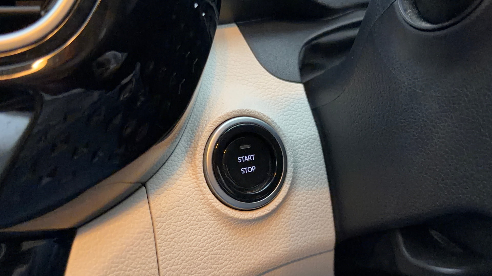 View 2025 Mahindra XUV 3XO AX5 1.2 L TCMPFi Image 36 Used 2025 Mahindra XUV 3XO AX5 1.2 L TCMPFi Image 36