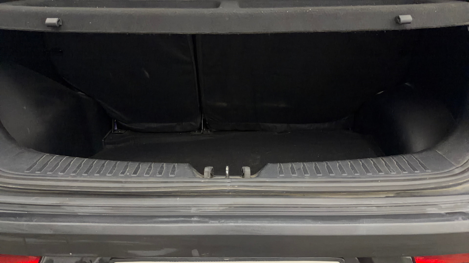 View 2025 Mahindra XUV 3XO AX5 1.2 L TCMPFi Image 11 Used 2025 Mahindra XUV 3XO AX5 1.2 L TCMPFi Image 11