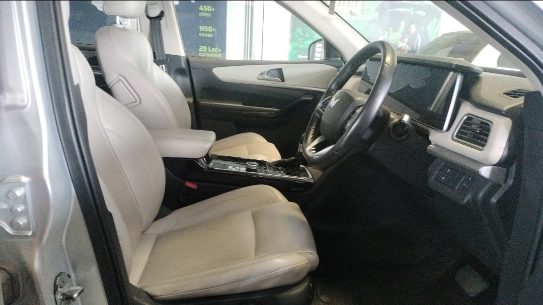 XUV700 image 14 XUV700 image 14