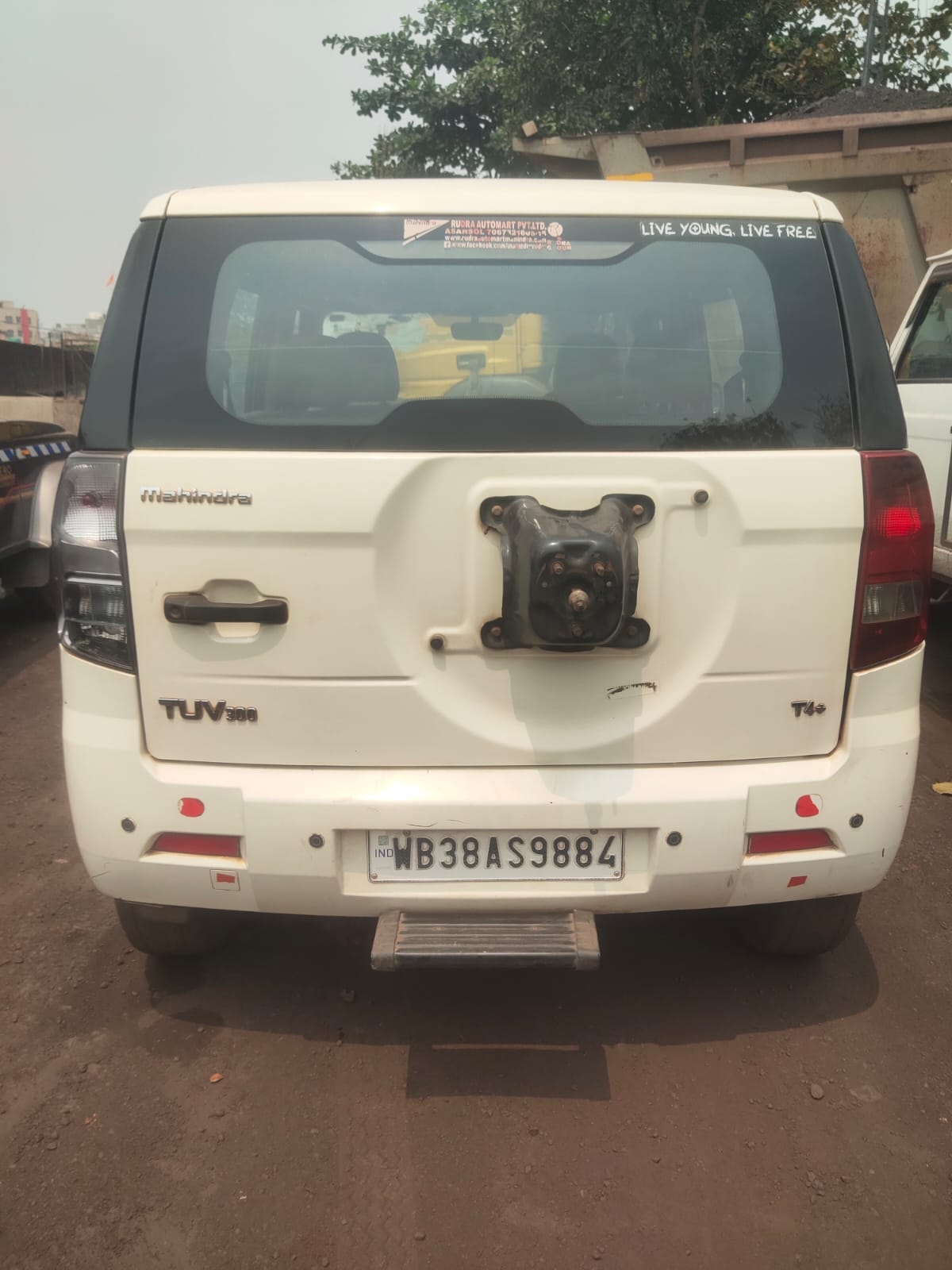 TUV300 image 2 TUV300 image 2