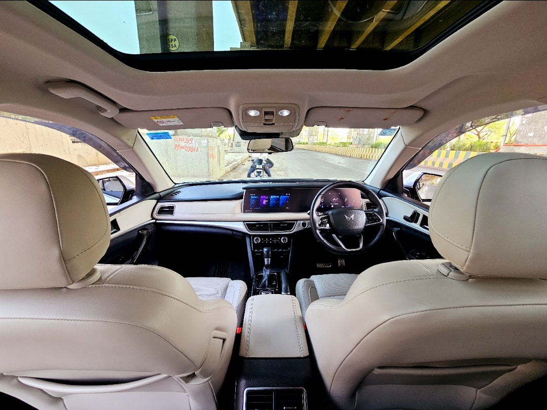 XUV700 image 12 XUV700 image 12