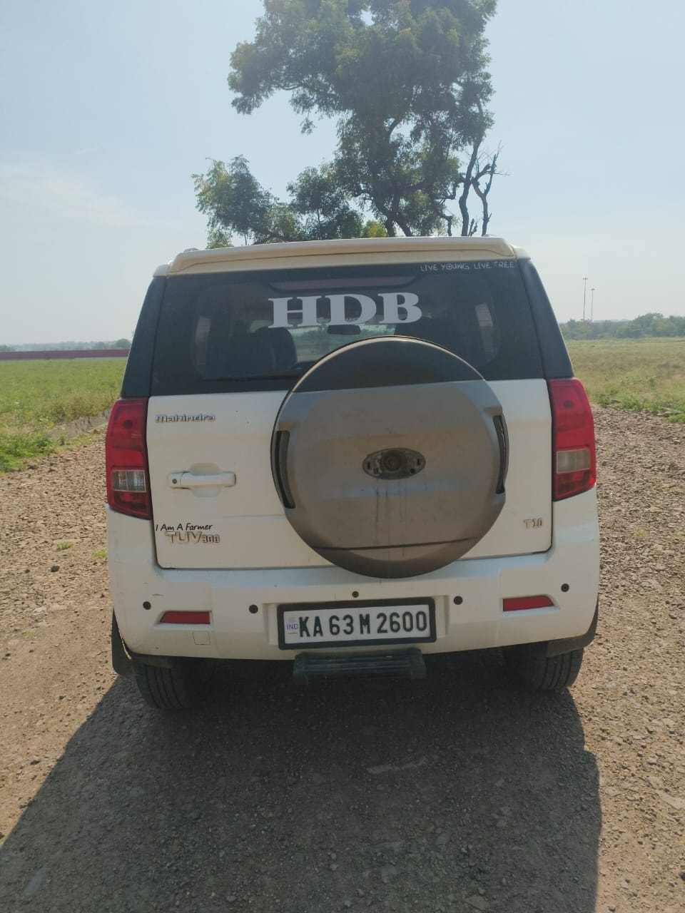 TUV300 image 2 TUV300 image 2