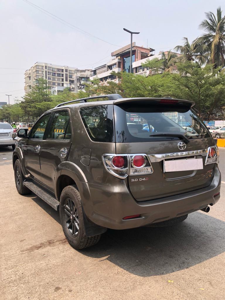 2015 Toyota Fortuner 3.0 4x2 AT Rear Left View 
