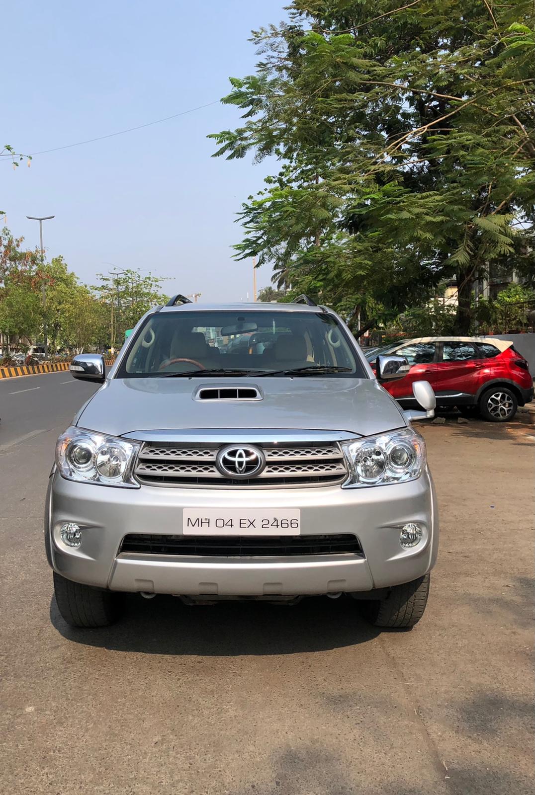2011 Toyota Fortuner 3.0 MT Front View 
