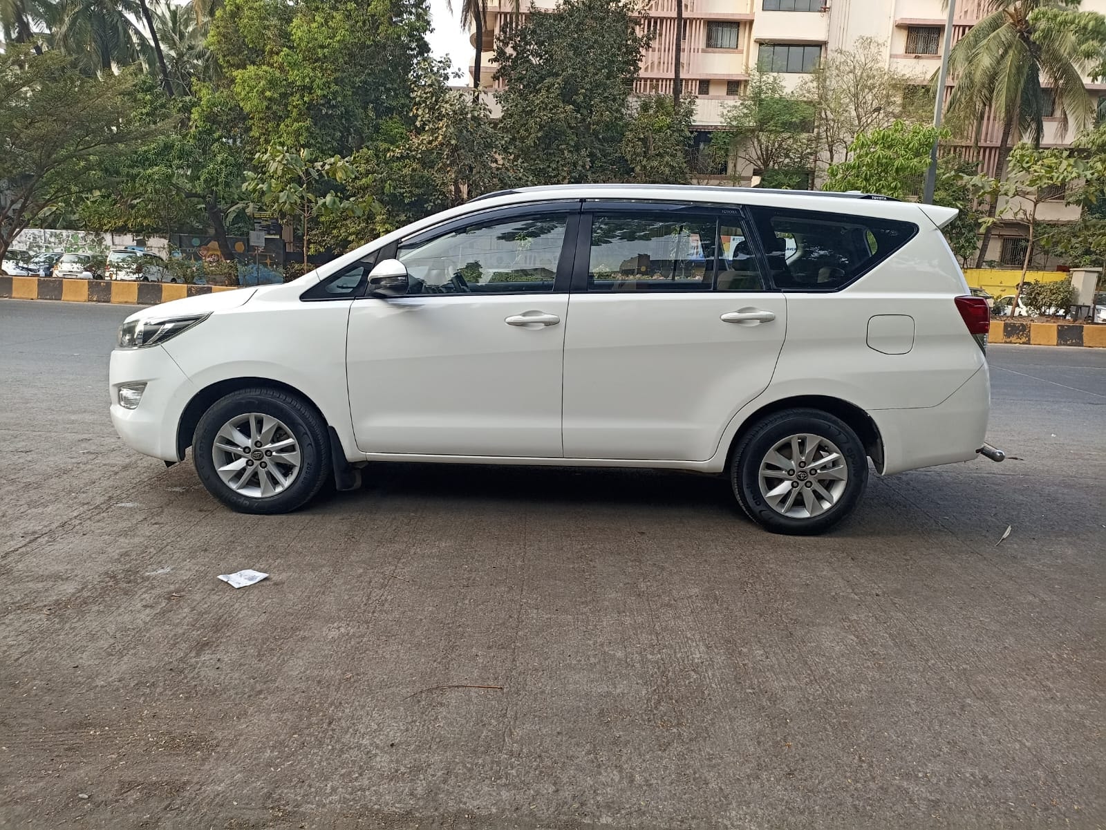 Innova Crysta image 2 Innova Crysta image 2