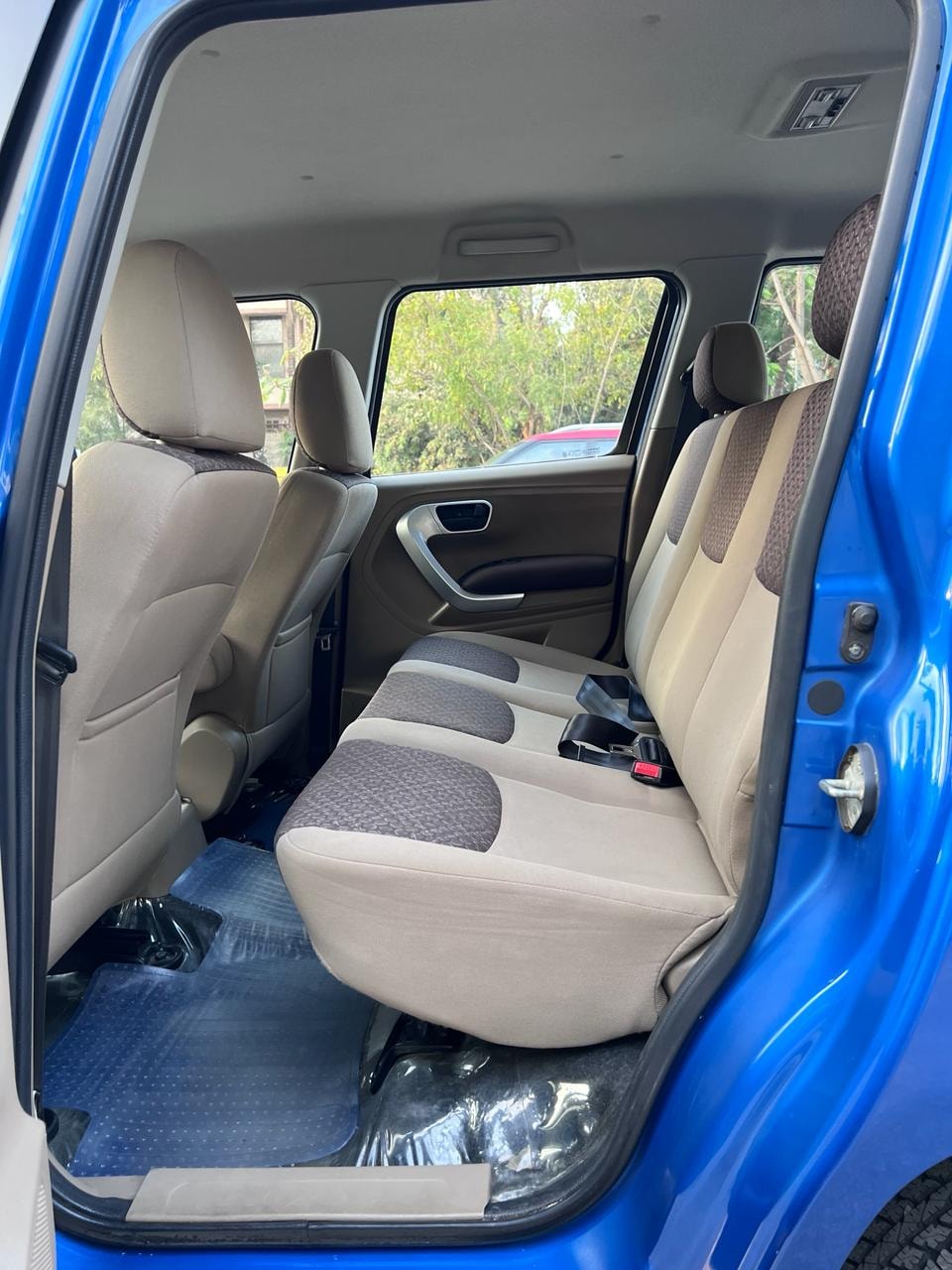 TUV300 image 15 TUV300 image 15