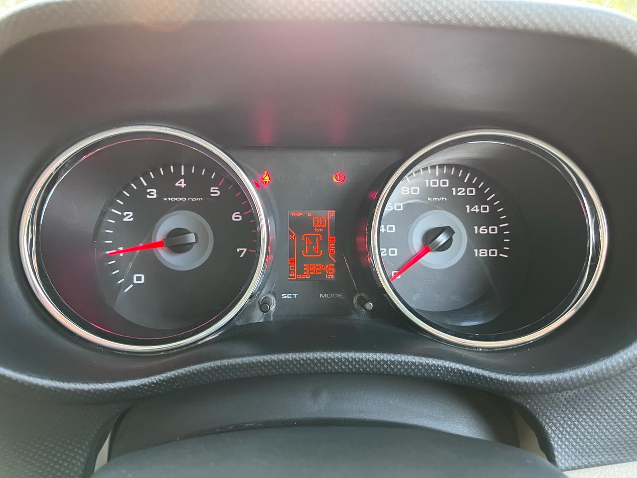 TUV300 image 11 TUV300 image 11