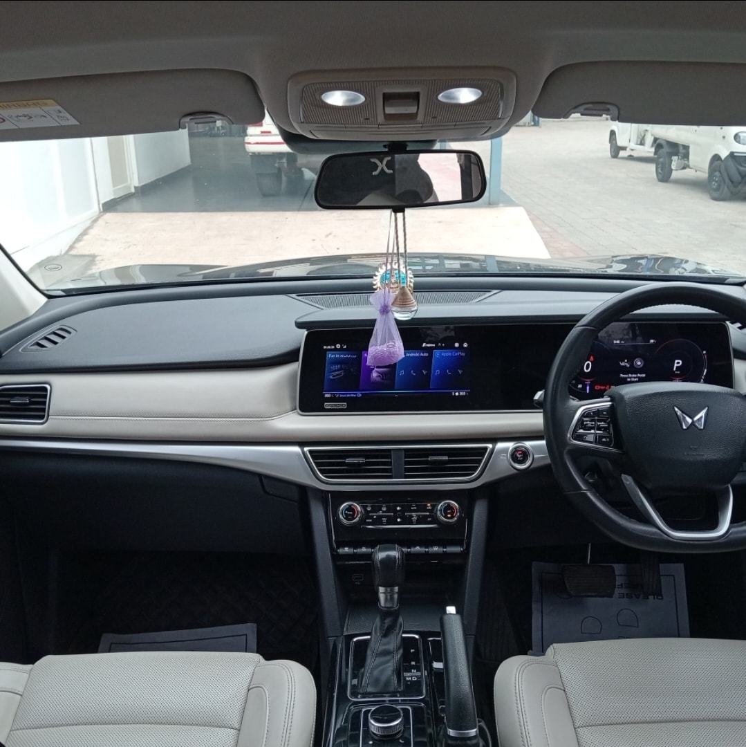 XUV700 image 12 XUV700 image 12