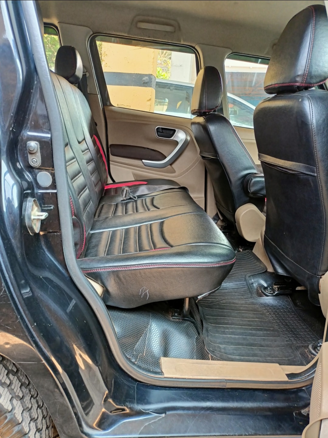 TUV300 image 14 TUV300 image 14