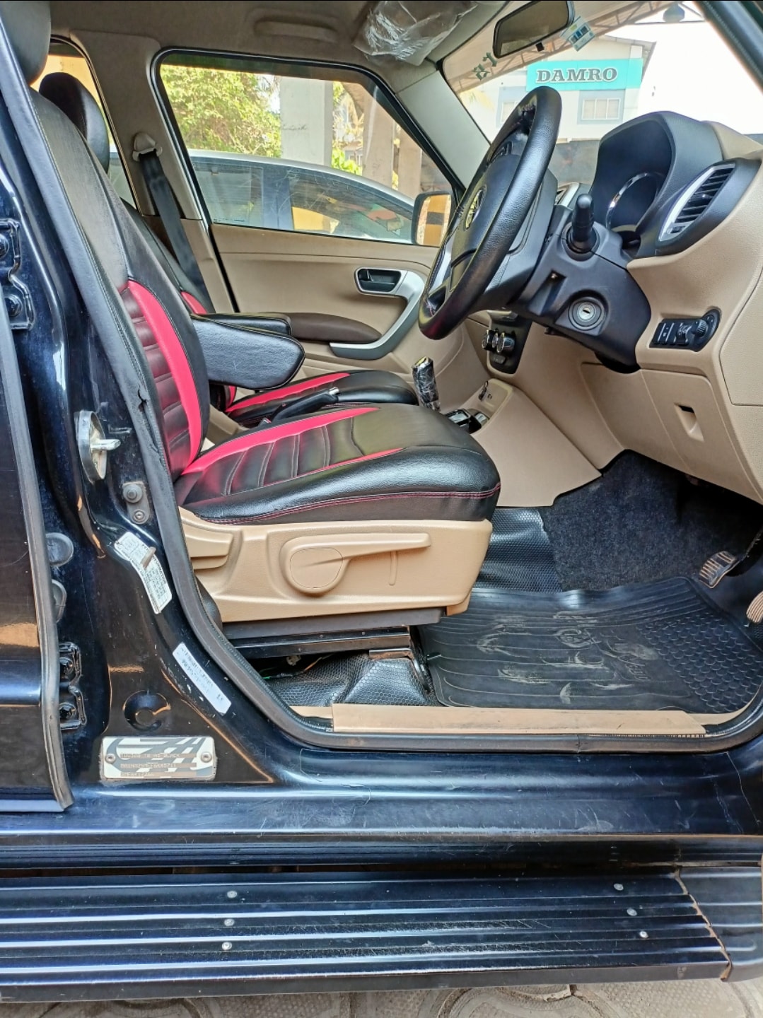 TUV300 image 13 TUV300 image 13