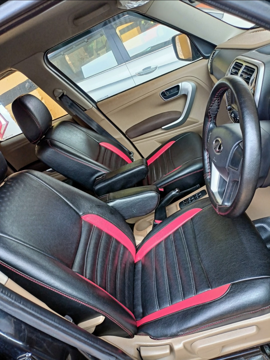 TUV300 image 11 TUV300 image 11