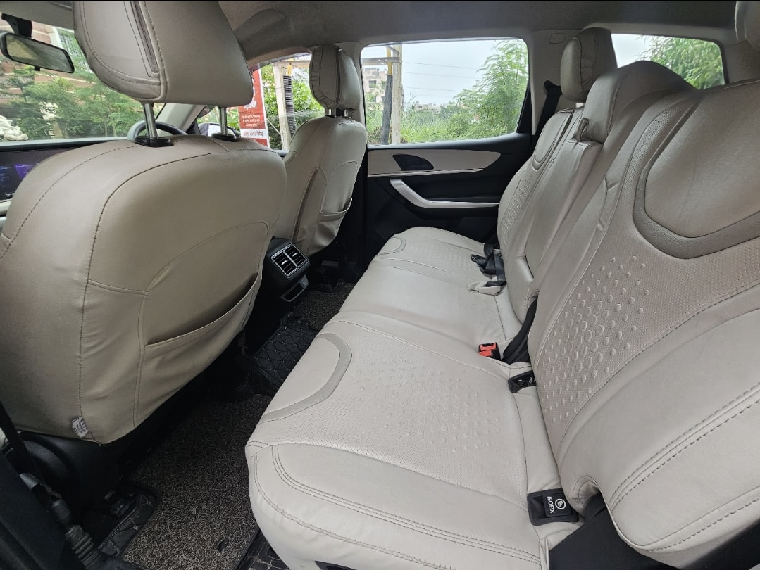 XUV700 image 6 XUV700 image 6