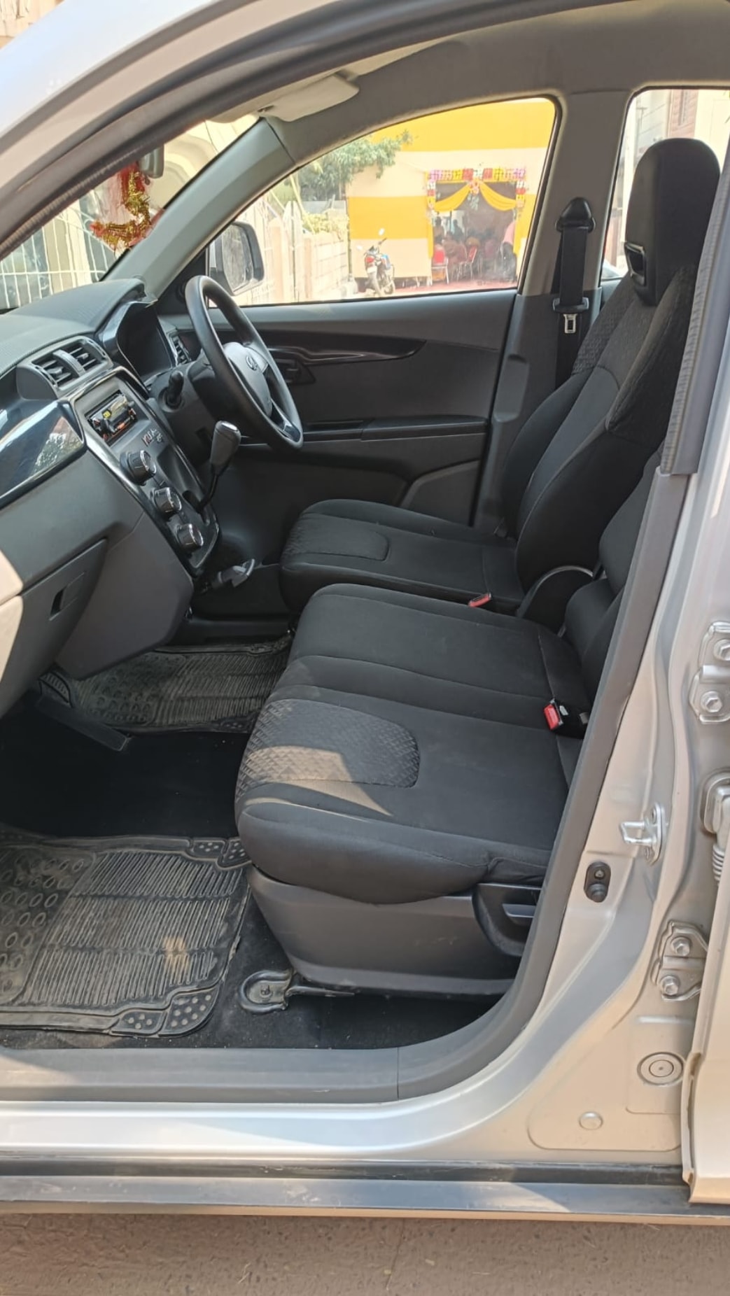 KUV100 image 5 KUV100 image 5