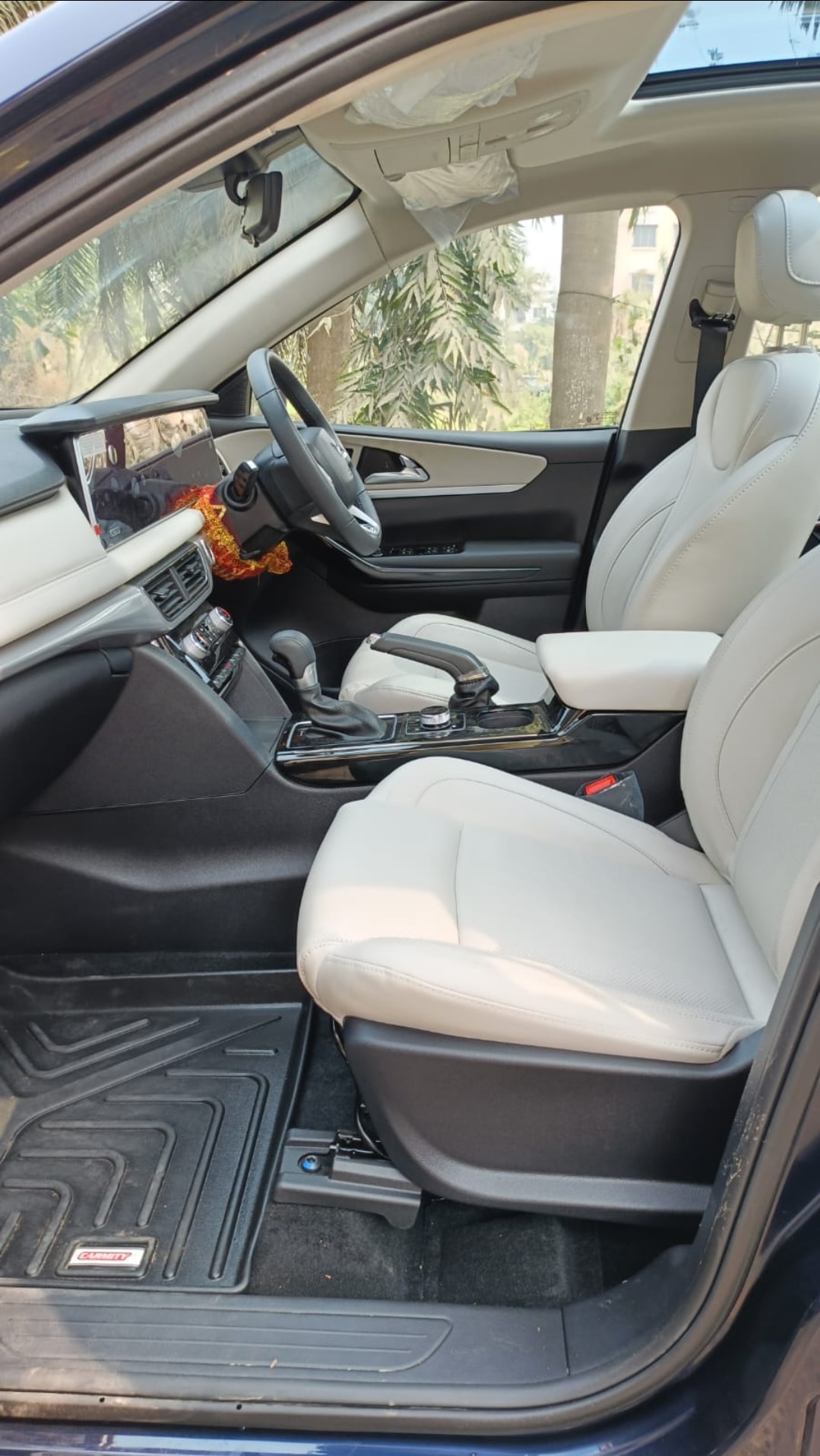 XUV700 image 5 XUV700 image 5