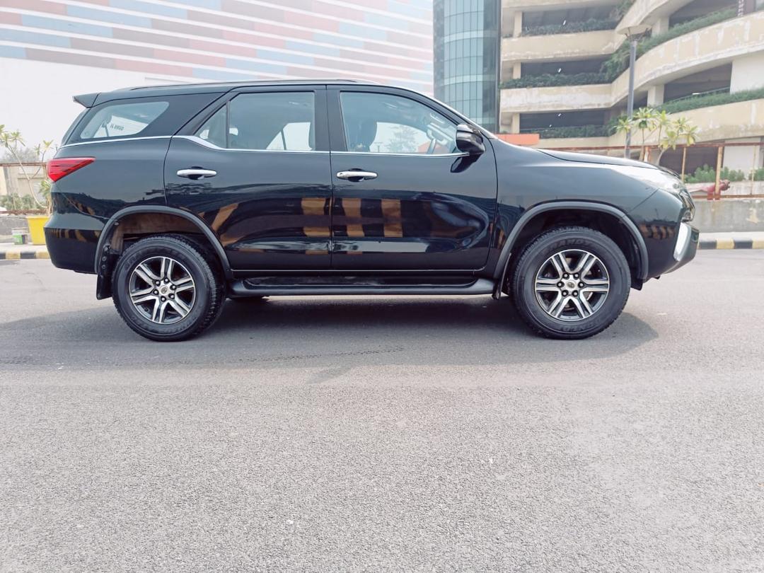 2018 Toyota Fortuner 2.8 4X2 AT BS IV Right Side View 