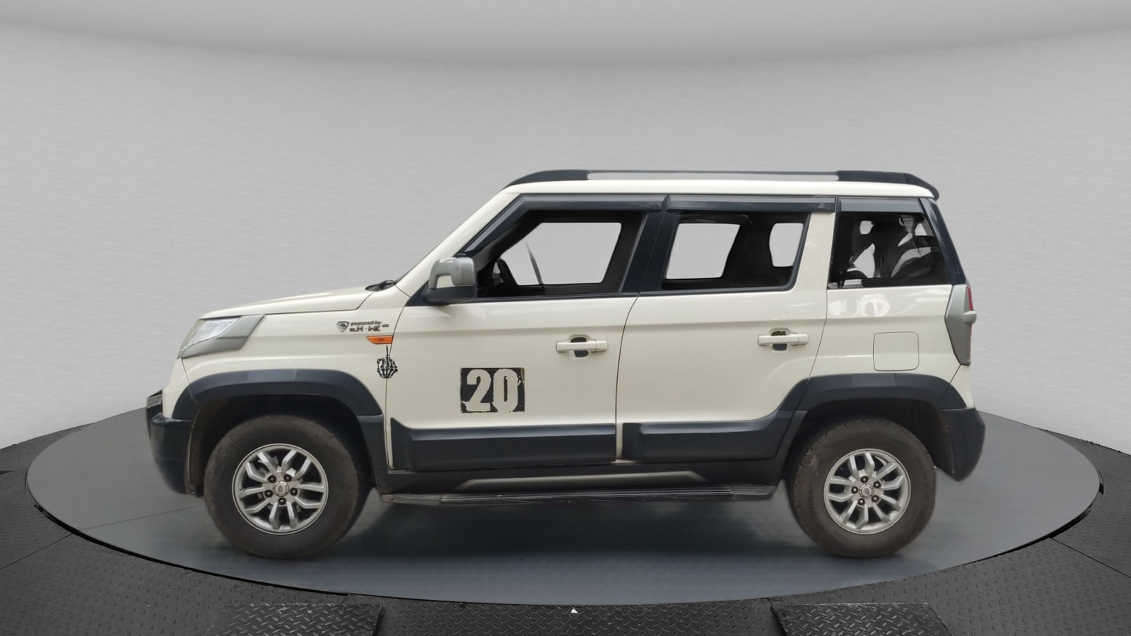 TUV300 image 2 TUV300 image 2