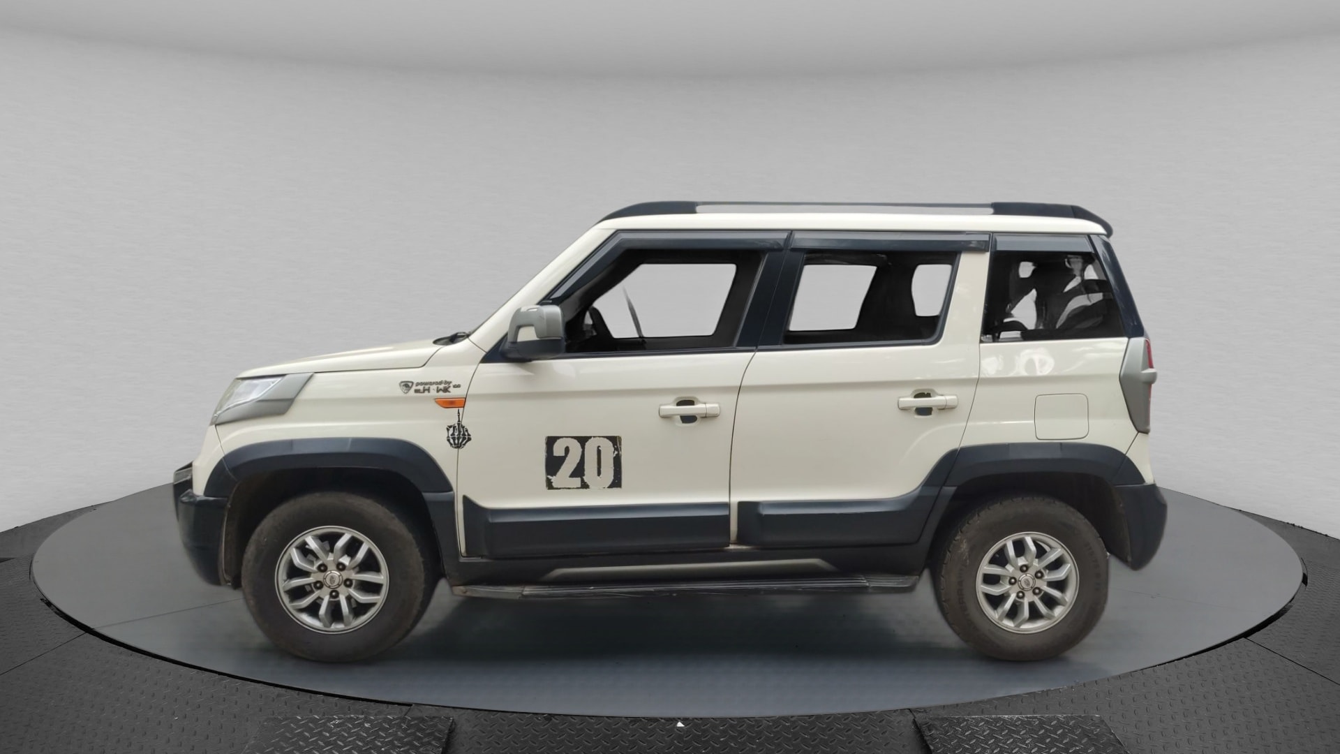 TUV300 image 2 TUV300 image 2