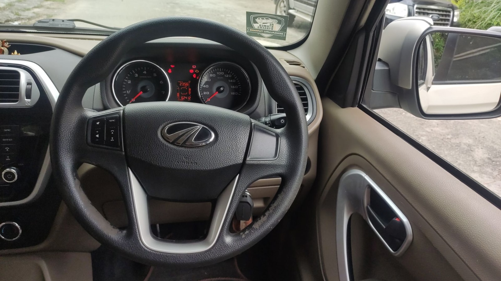 TUV300 image 17 TUV300 image 17