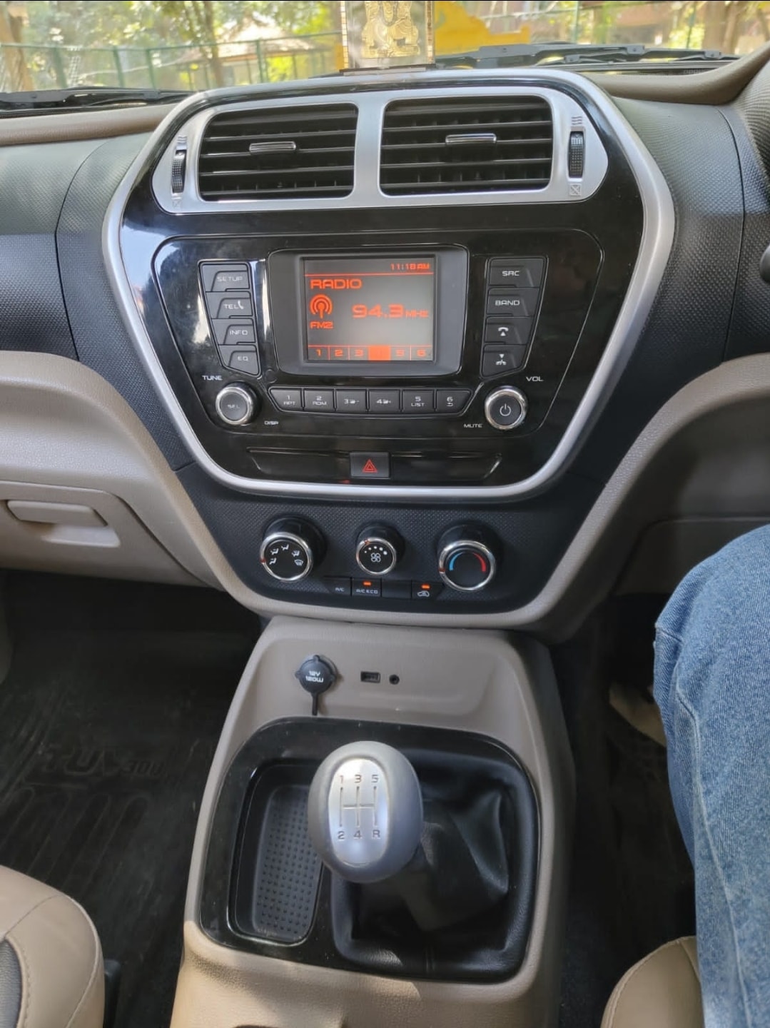 TUV300 image 11 TUV300 image 11