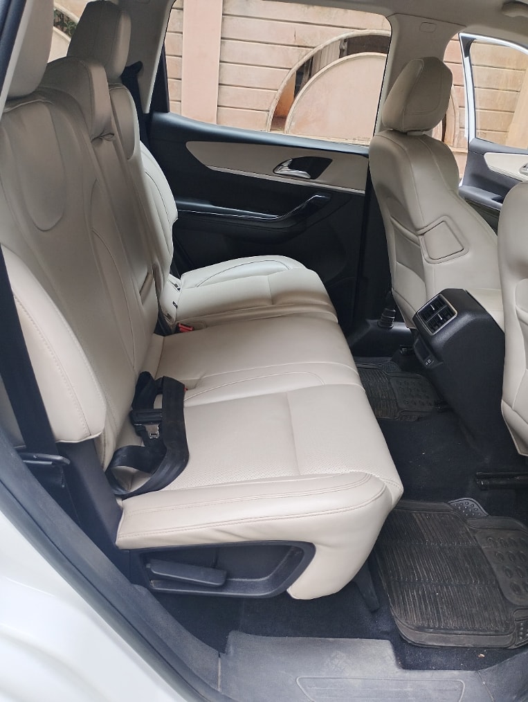 XUV700 image 15 XUV700 image 15