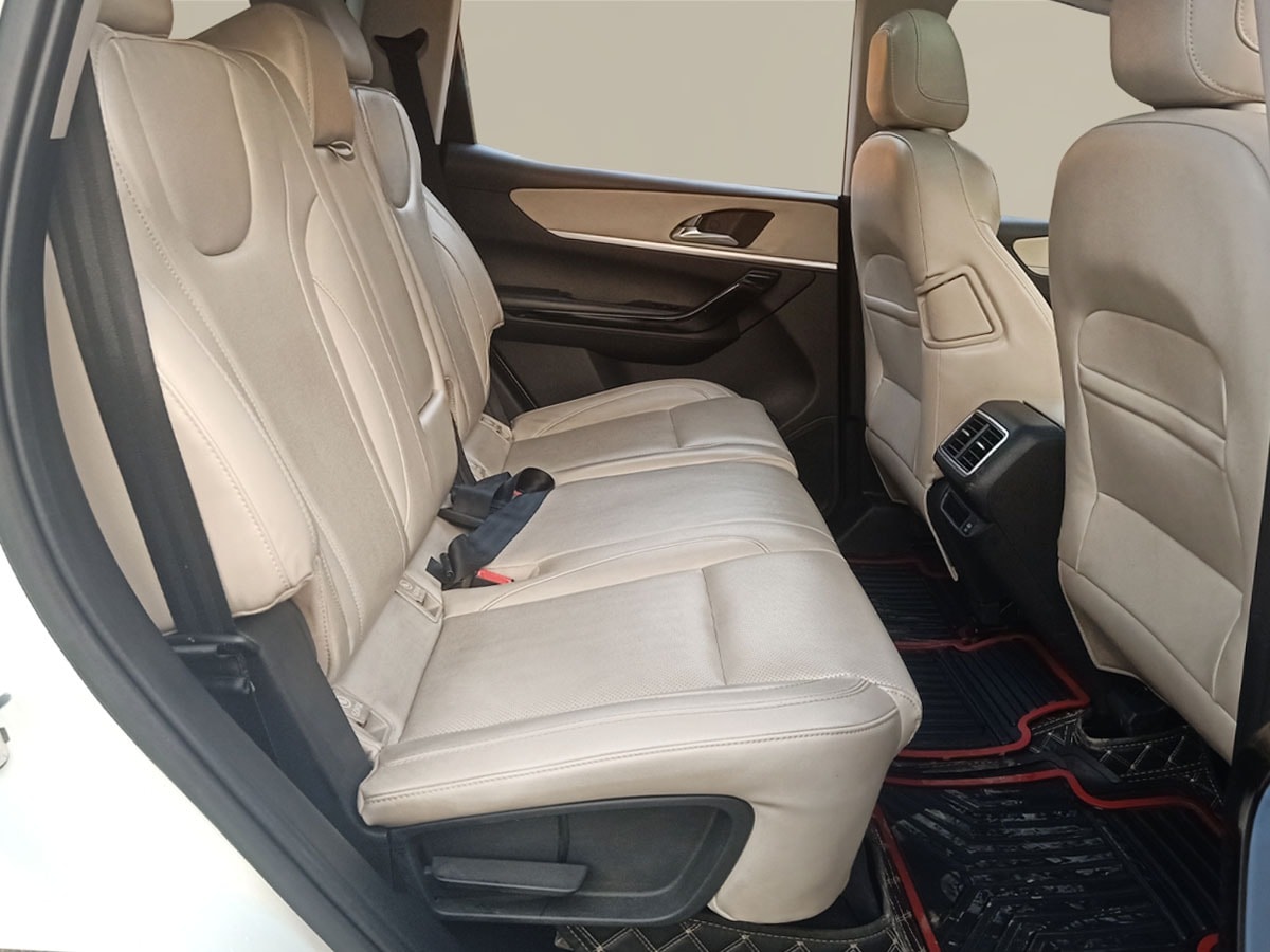 XUV700 image 15 XUV700 image 15