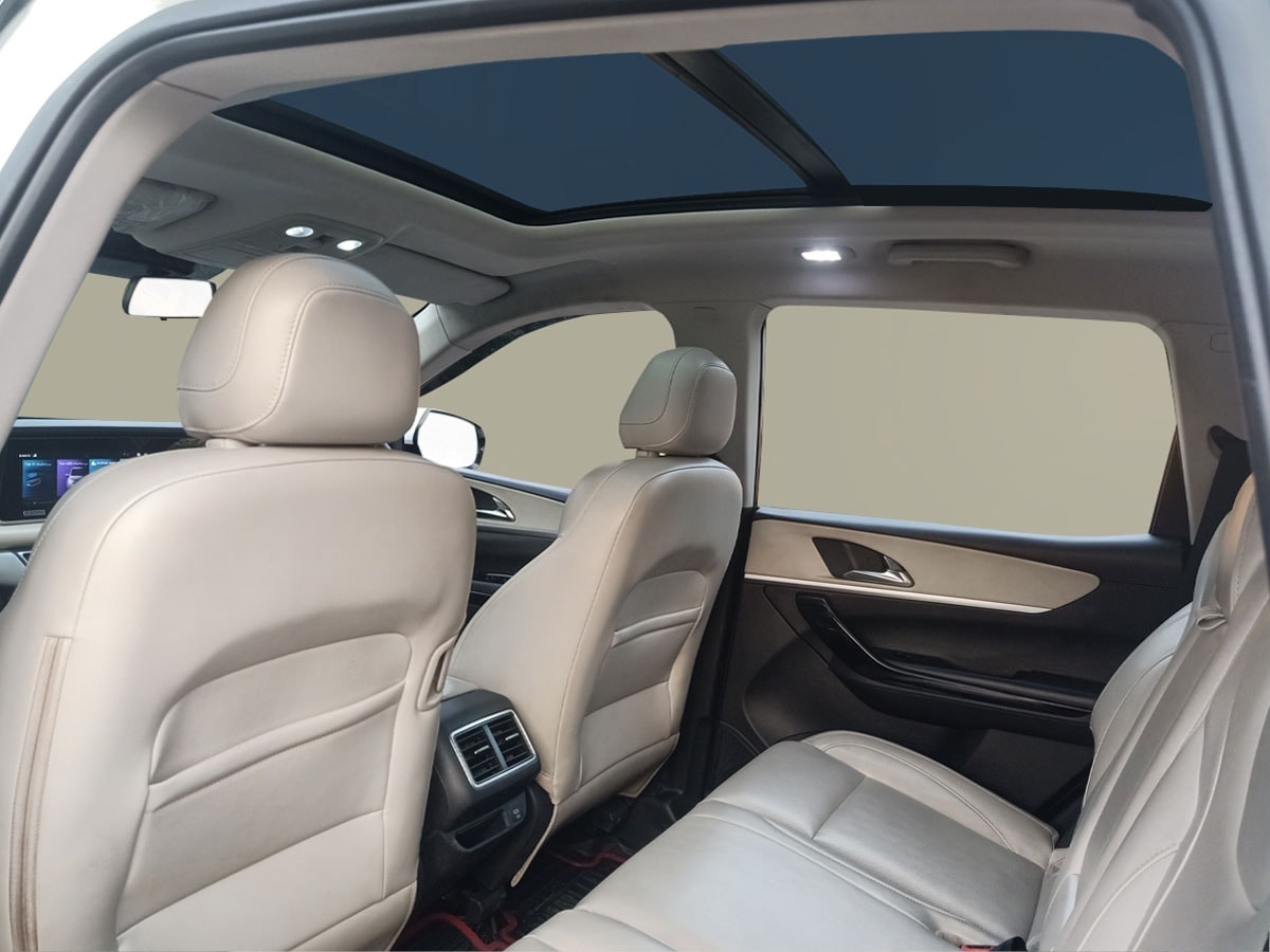 XUV700 image 16 XUV700 image 16