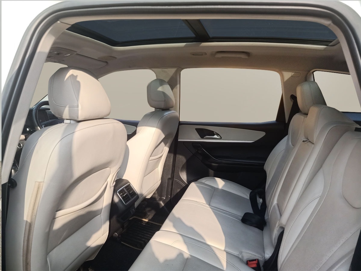 XUV700 image 16 XUV700 image 16