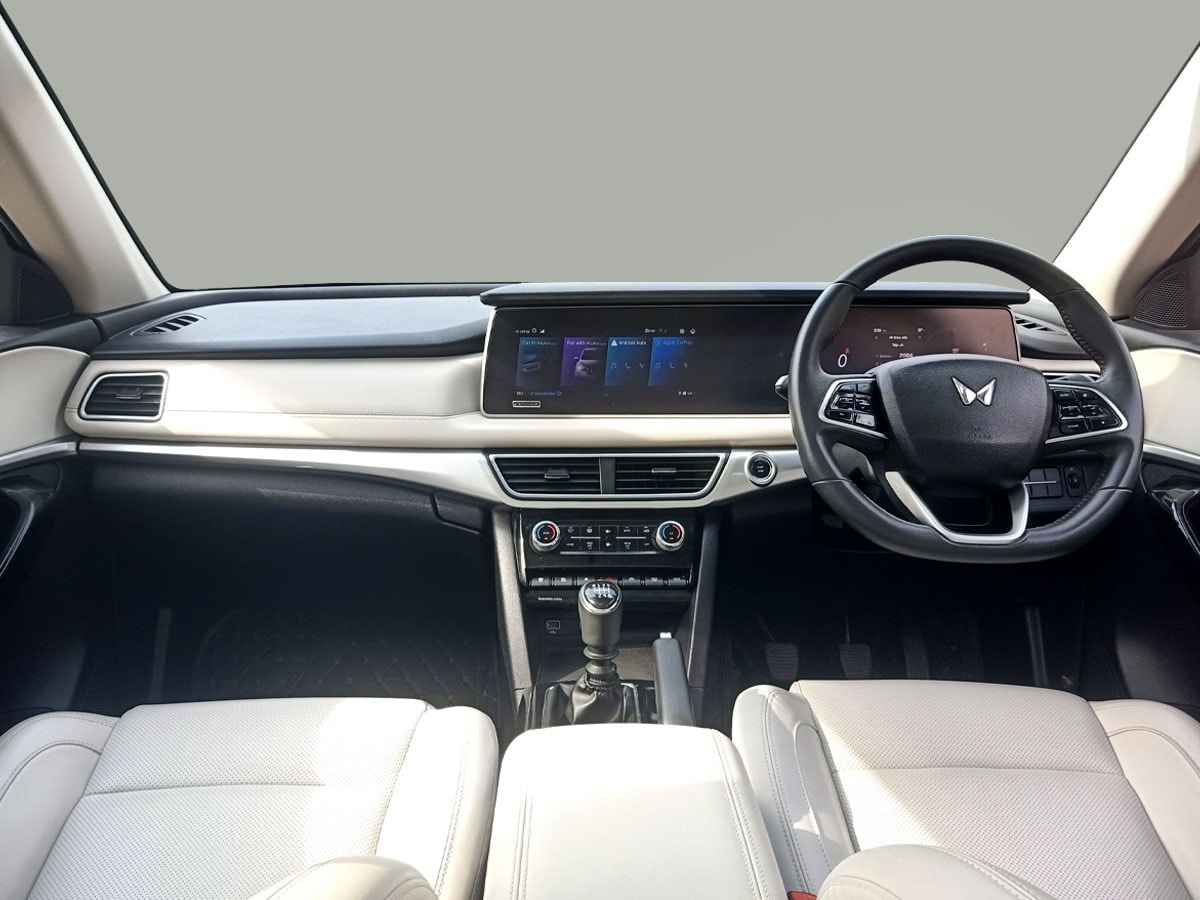 Used 2022 Mahindra XUV700 Used 2022 Mahindra XUV700