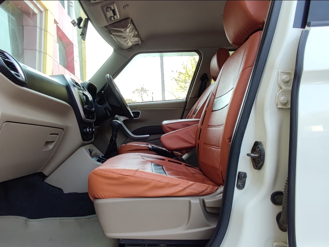 TUV300 image 14 TUV300 image 14