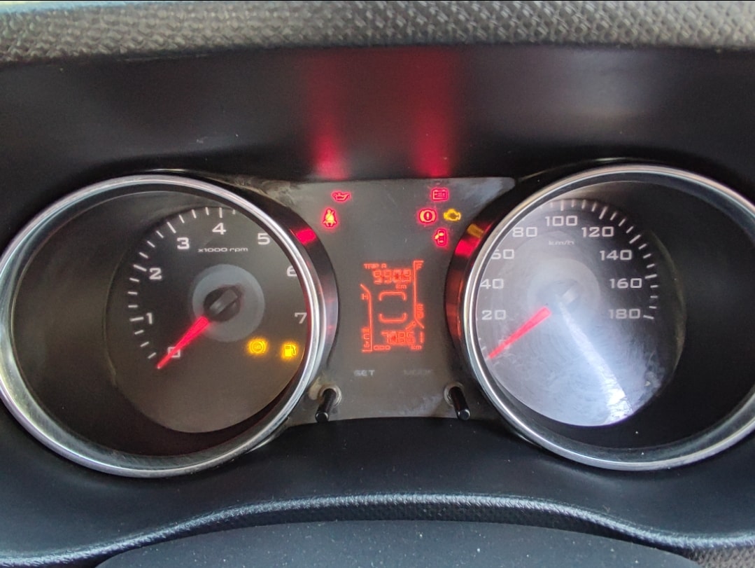 TUV300 image 11 TUV300 image 11