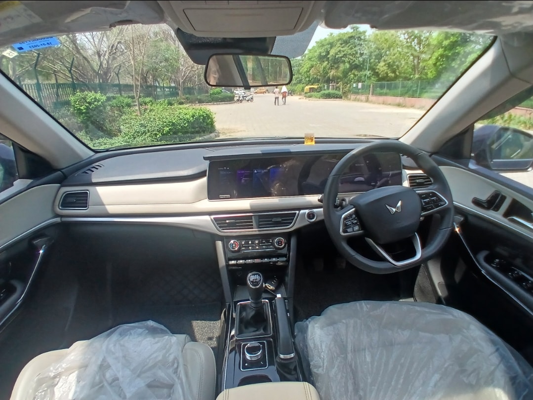 XUV700 image 12 XUV700 image 12