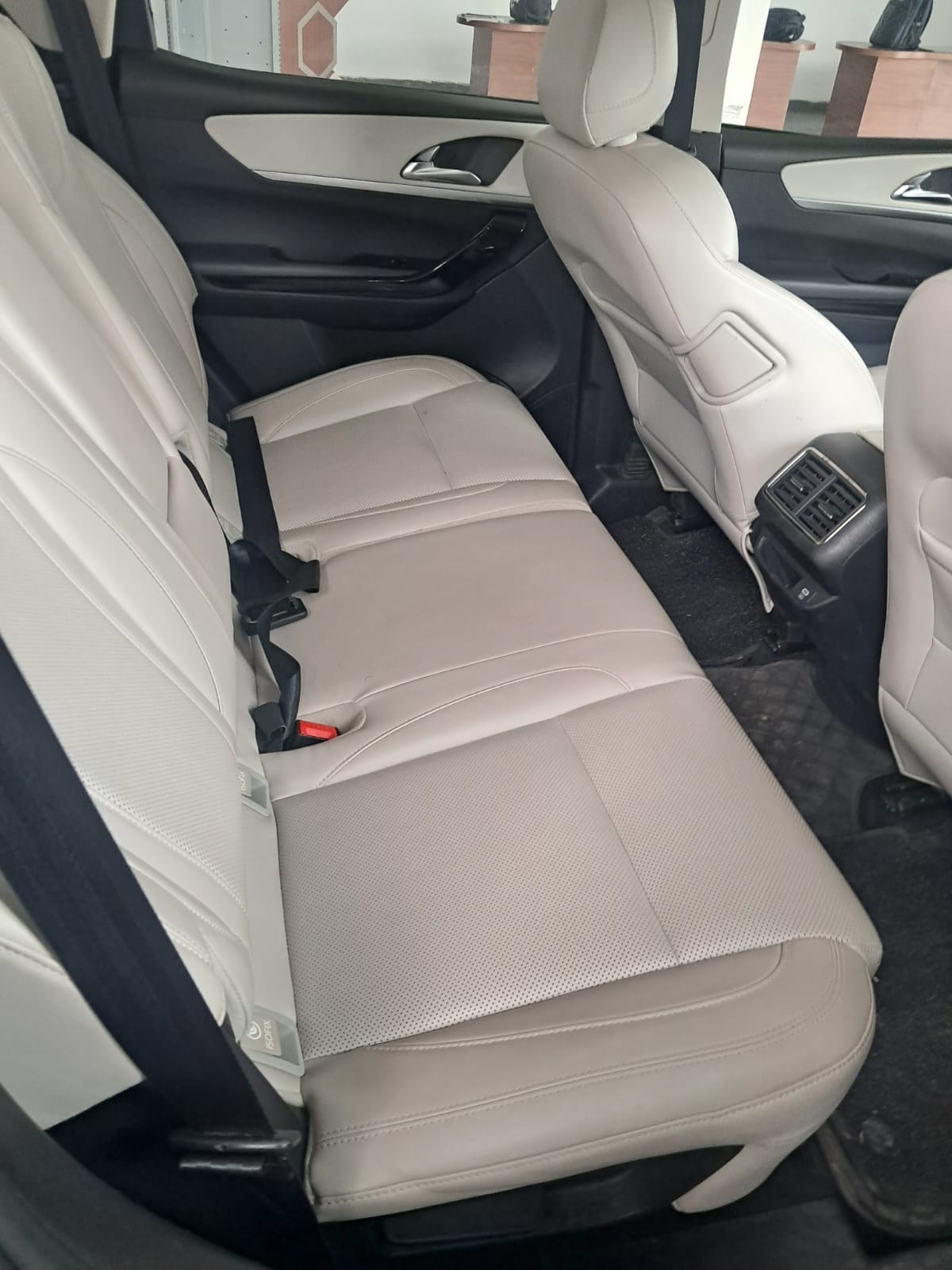 XUV700 image 15 XUV700 image 15