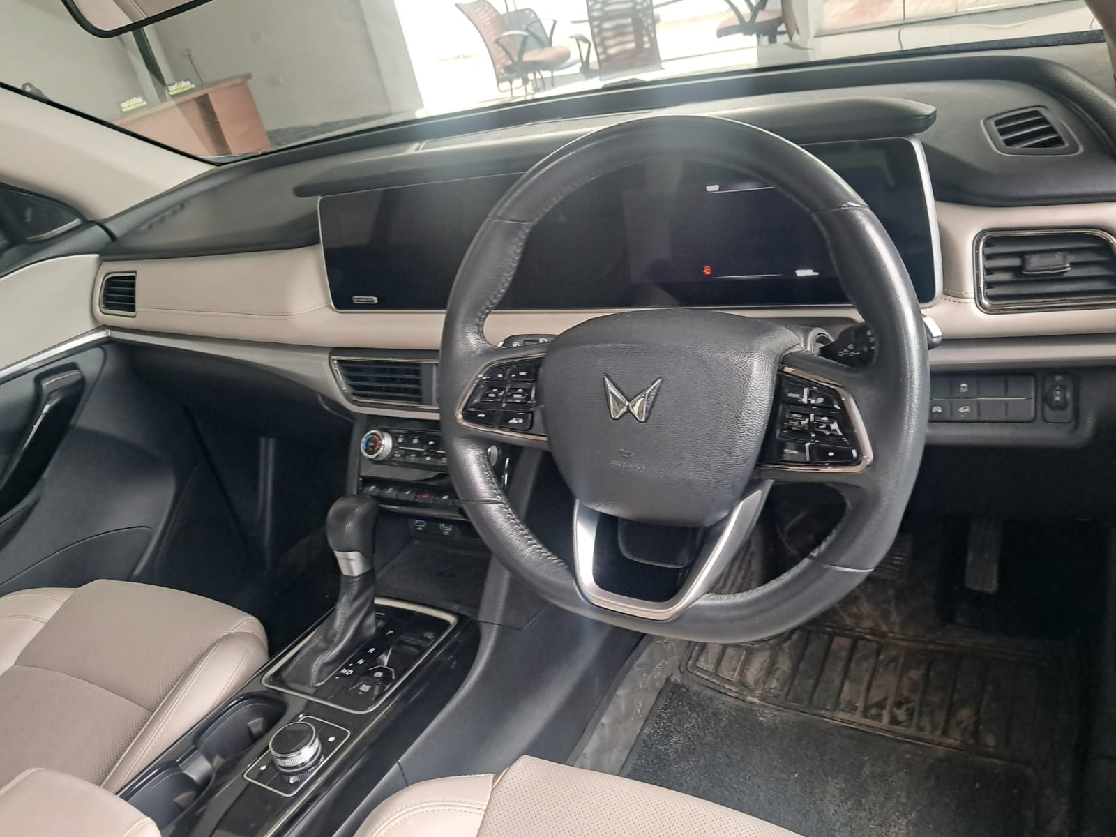 XUV700 image 12 XUV700 image 12