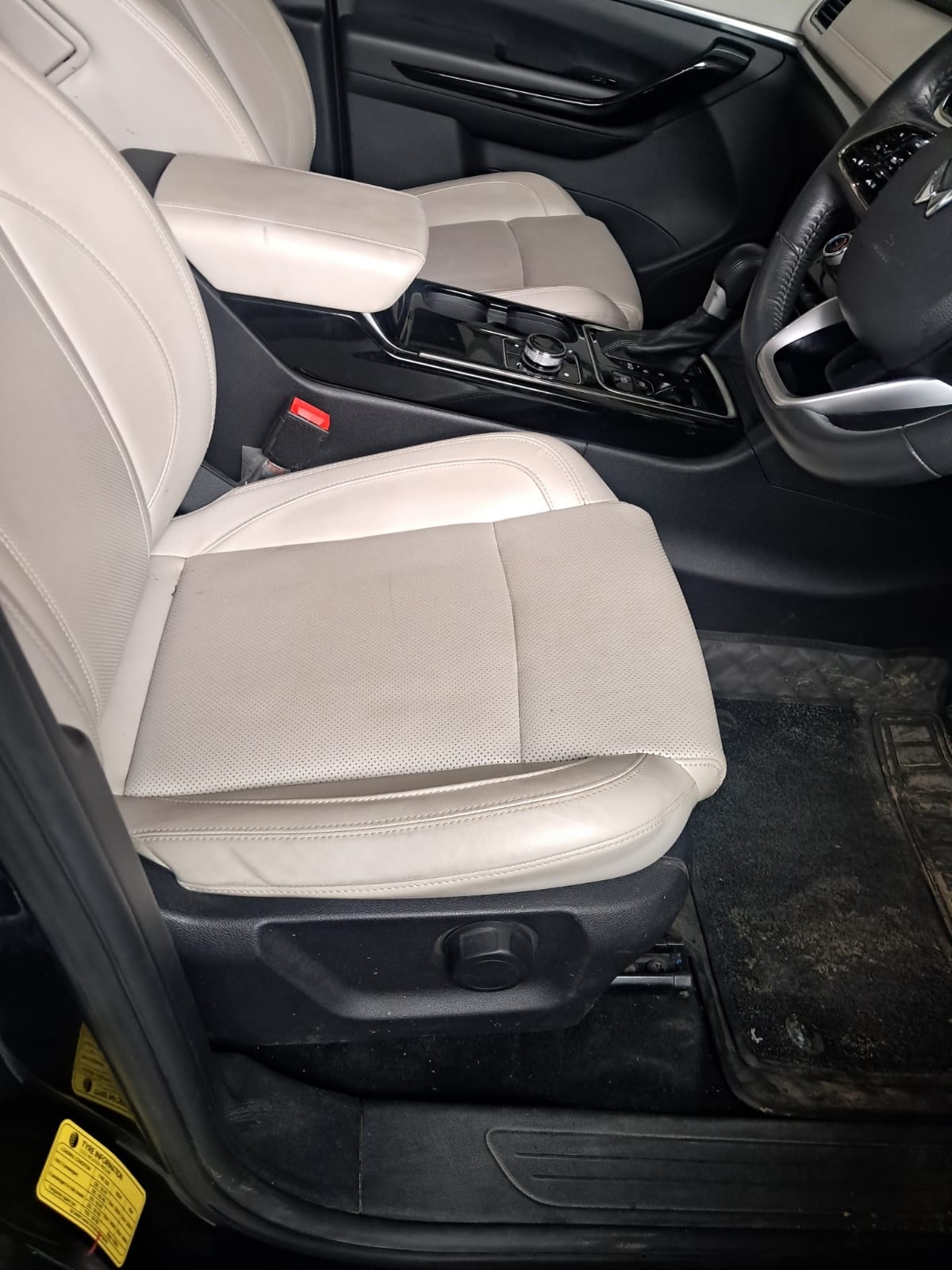 XUV700 image 14 XUV700 image 14