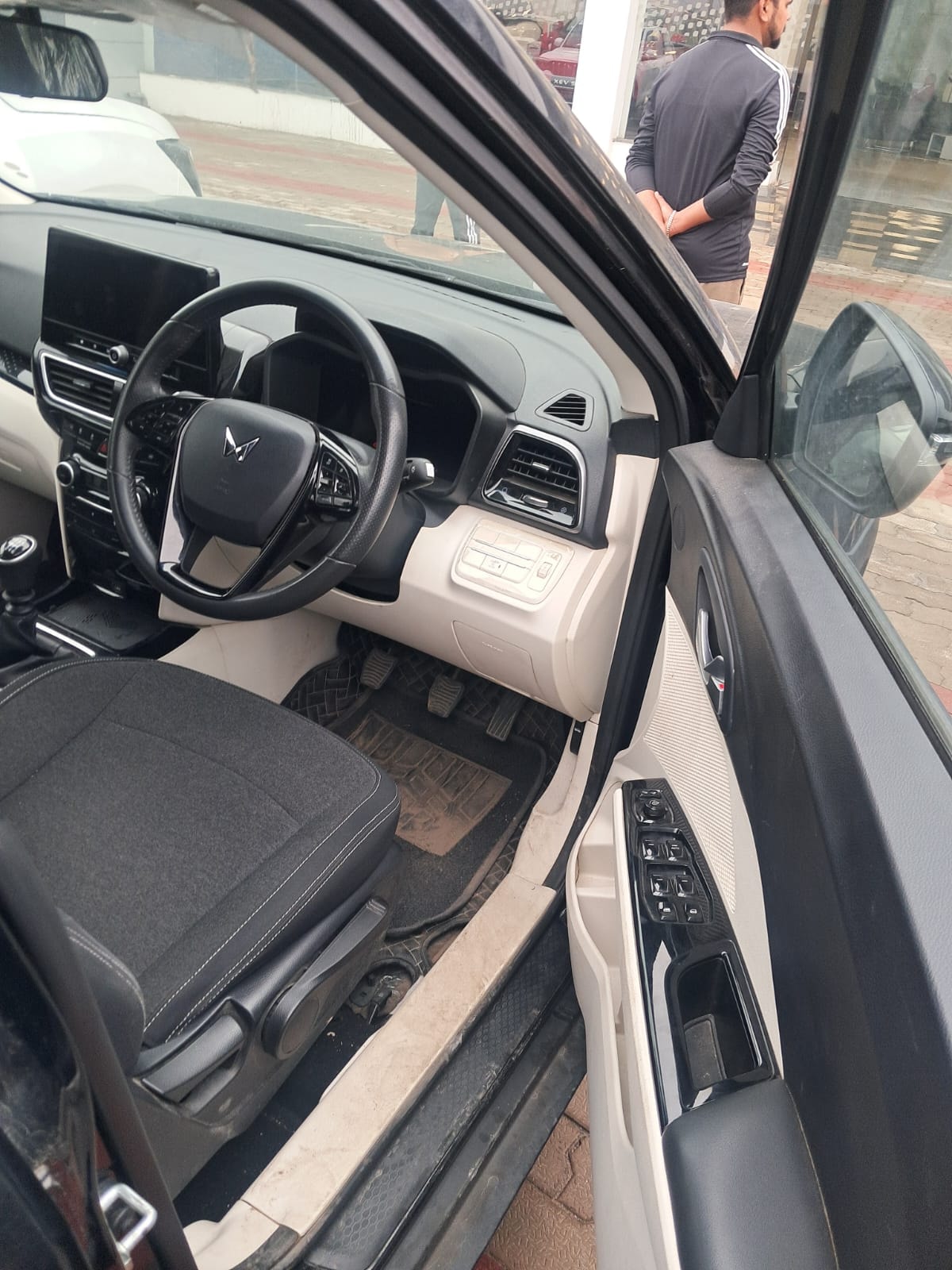 XUV 3XO image 14 XUV 3XO image 14