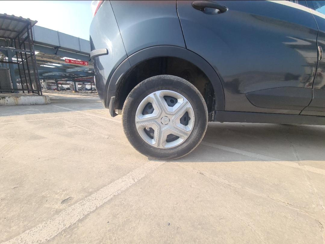 2018 Tata Nexon Revotron XMA AMT Wheels Tyres 