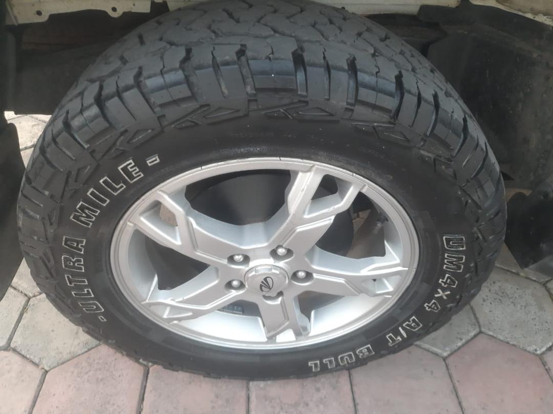 2017 Mahindra Scorpio S10 2WD Wheels Tyres 