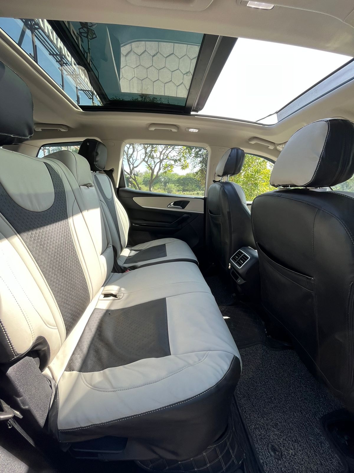 XUV700 image 14 XUV700 image 14