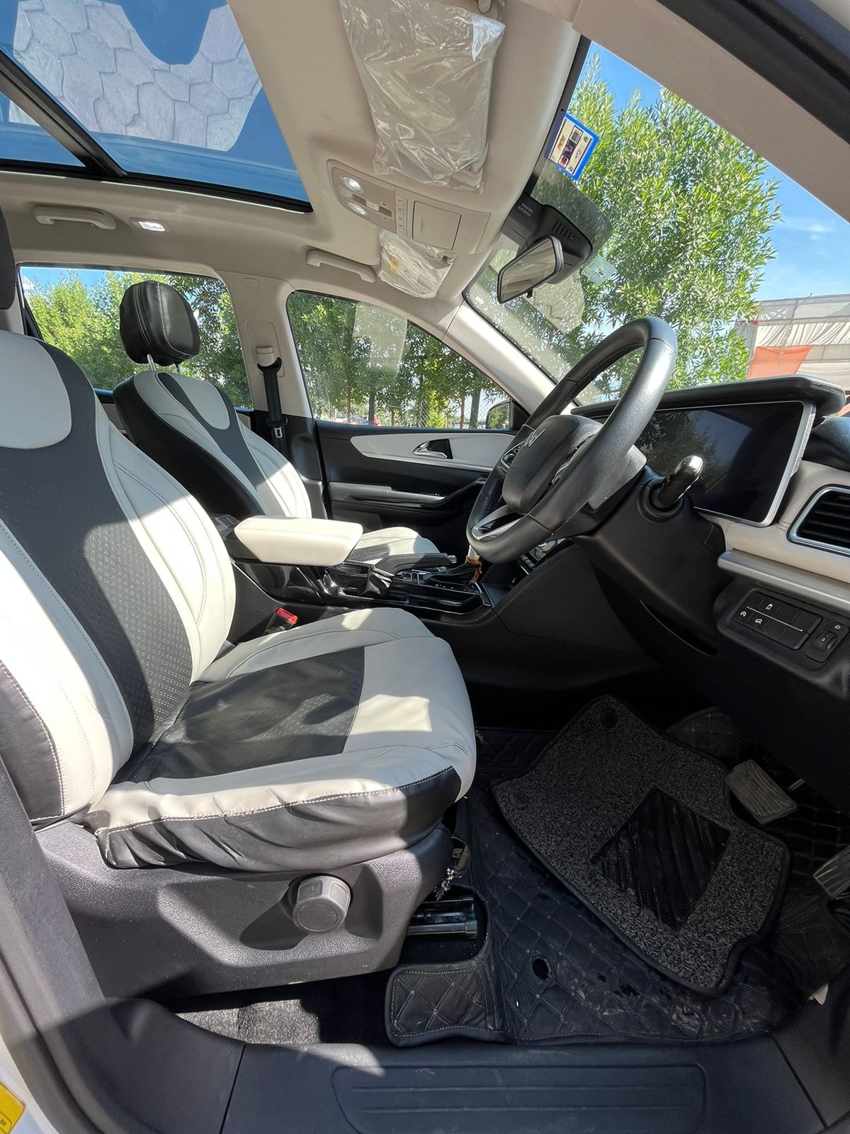 XUV700 image 13 XUV700 image 13