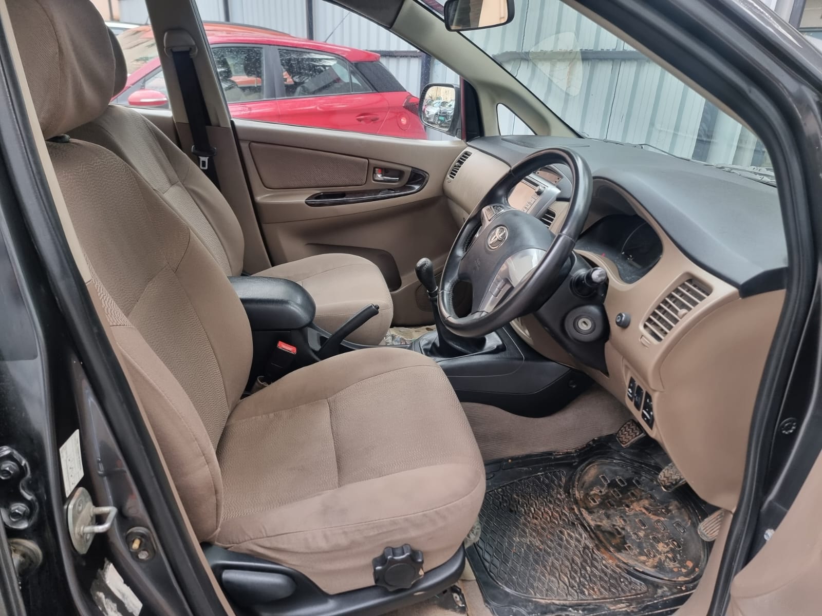 Innova image 16 Innova image 16