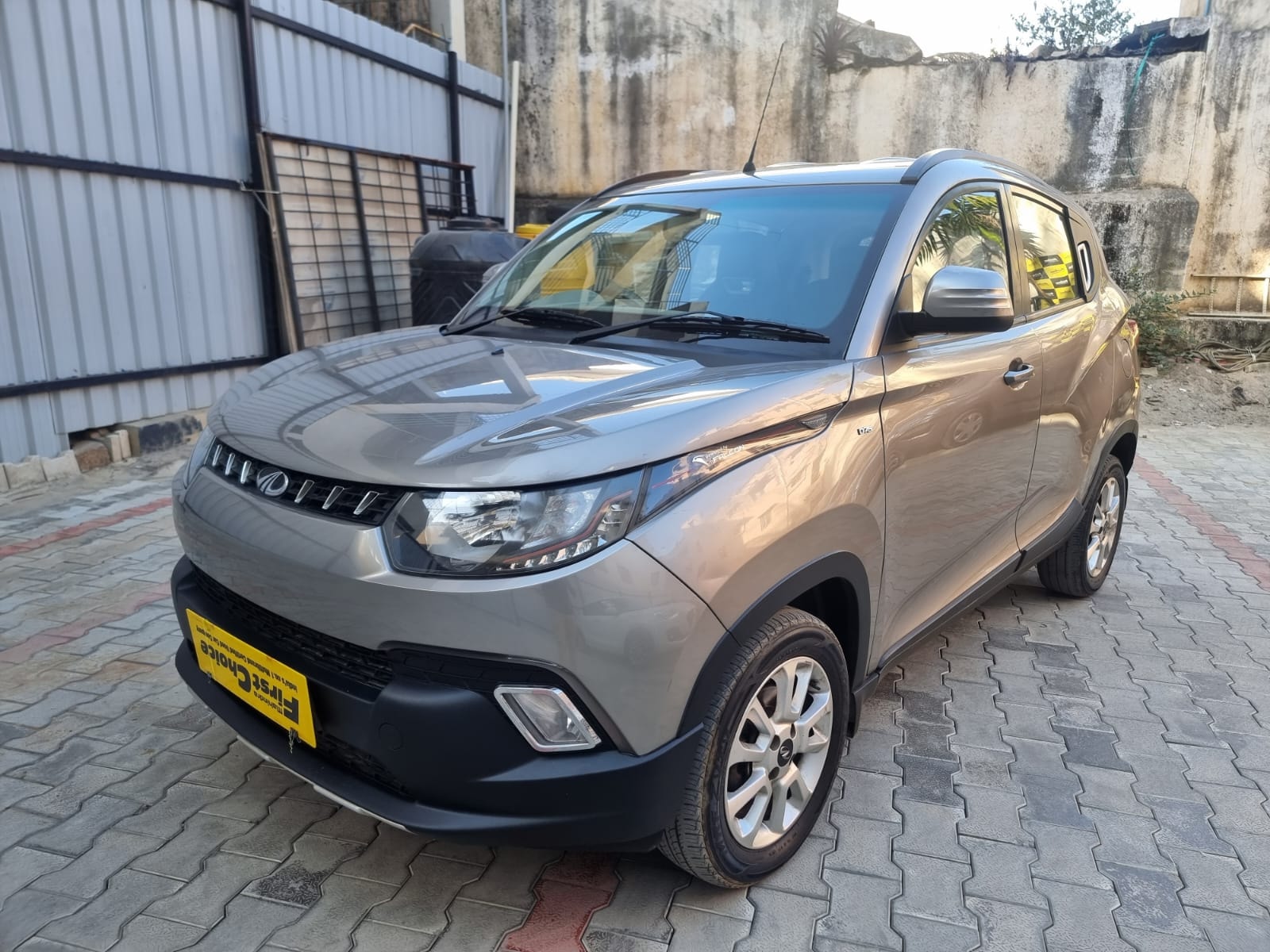 KUV100 image 1 KUV100 image 1