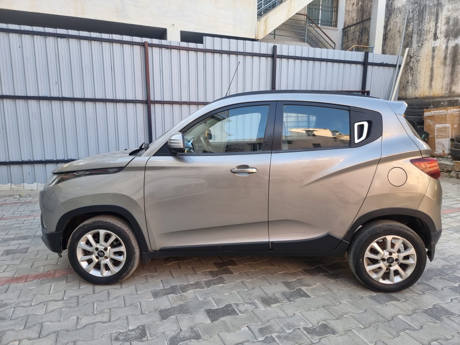 KUV100 image 4 KUV100 image 4