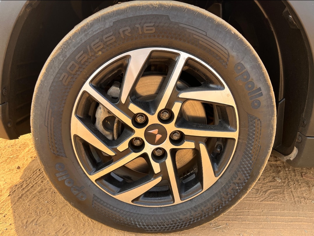 XUV400 image 9 XUV400 image 9